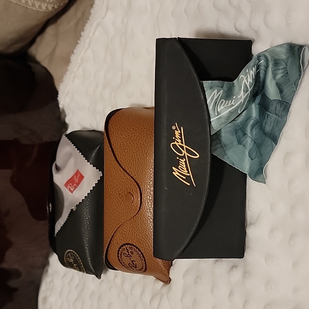 3 cases of glasses brand "RAY BAN" and "MAUI JIM"👓🕶